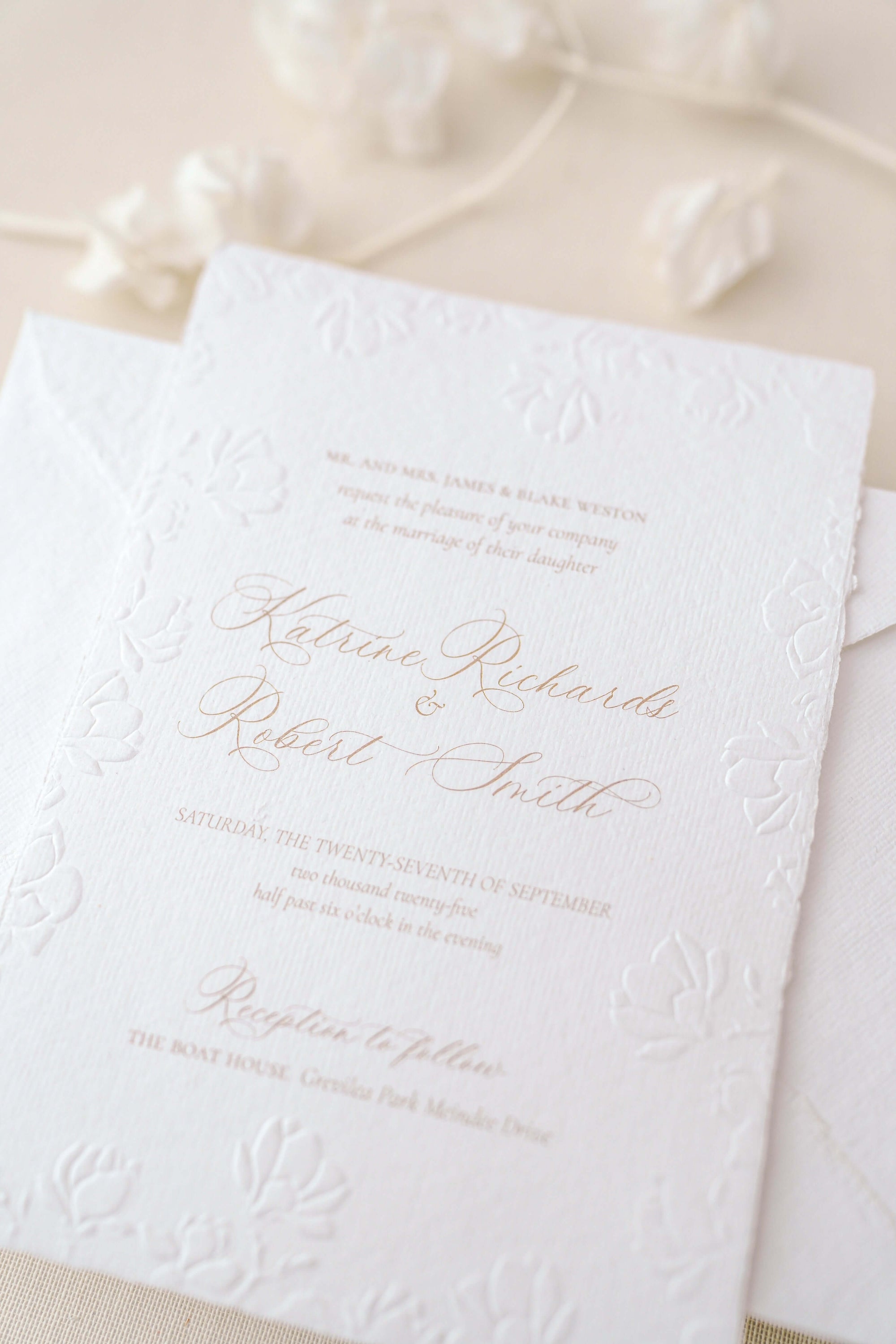 Eleganță și rafinament: Povestea invitațiilor cu tema florilor de magnolie