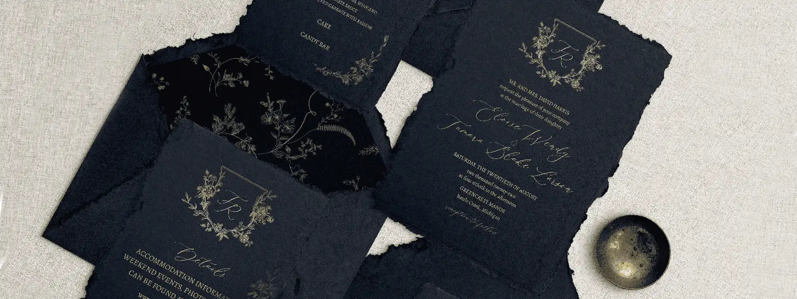 Invitații de nuntă handmade pe hârtie manuală bleu marin închis, cu scris elegant, embosare și detalii premium în folie aurie, realizate de Diandra Events.