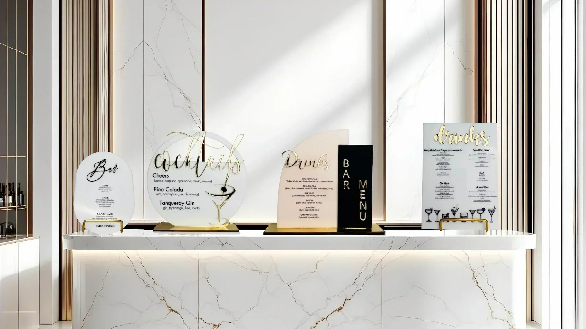 Meniuri plexiglas acrilice personalizate pentru bar și nuntă, design premium cu suport elegant, expuse pe bar modern – Diandra Events