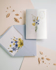 Hârtie vellum și liner plic nuntă Sarah floral albastru și galben vibrant, papetărie elegantă premium de lux – Diandra Events