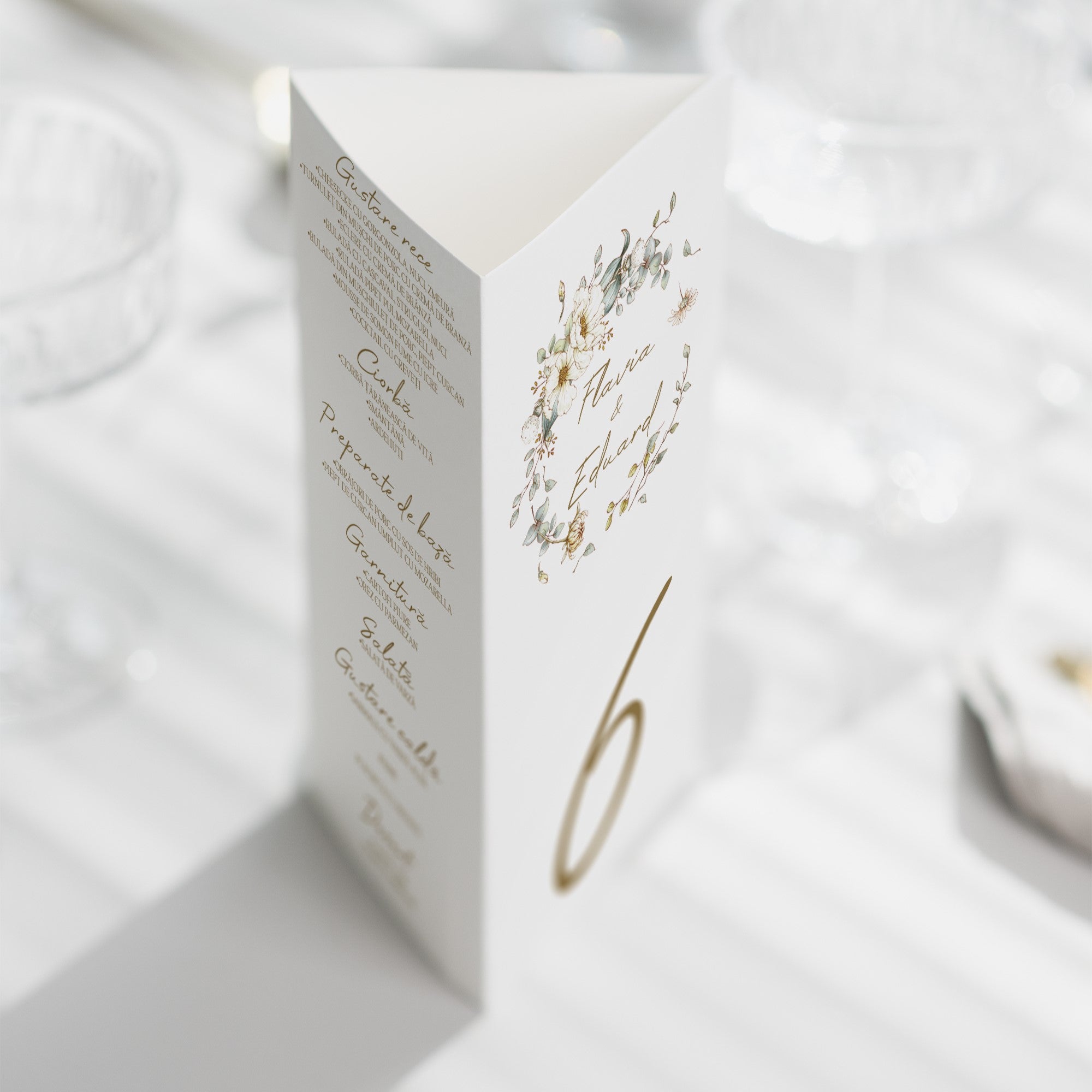 Meniu nuntă triunghi 3 în 1 Diandra Events, carton premium, cu meniu complet, număr masă și monogramă personalizată.