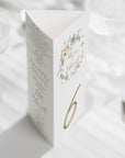 Meniu nuntă triunghi 3 în 1 Diandra Events, carton premium, cu meniu complet, număr masă și monogramă personalizată.