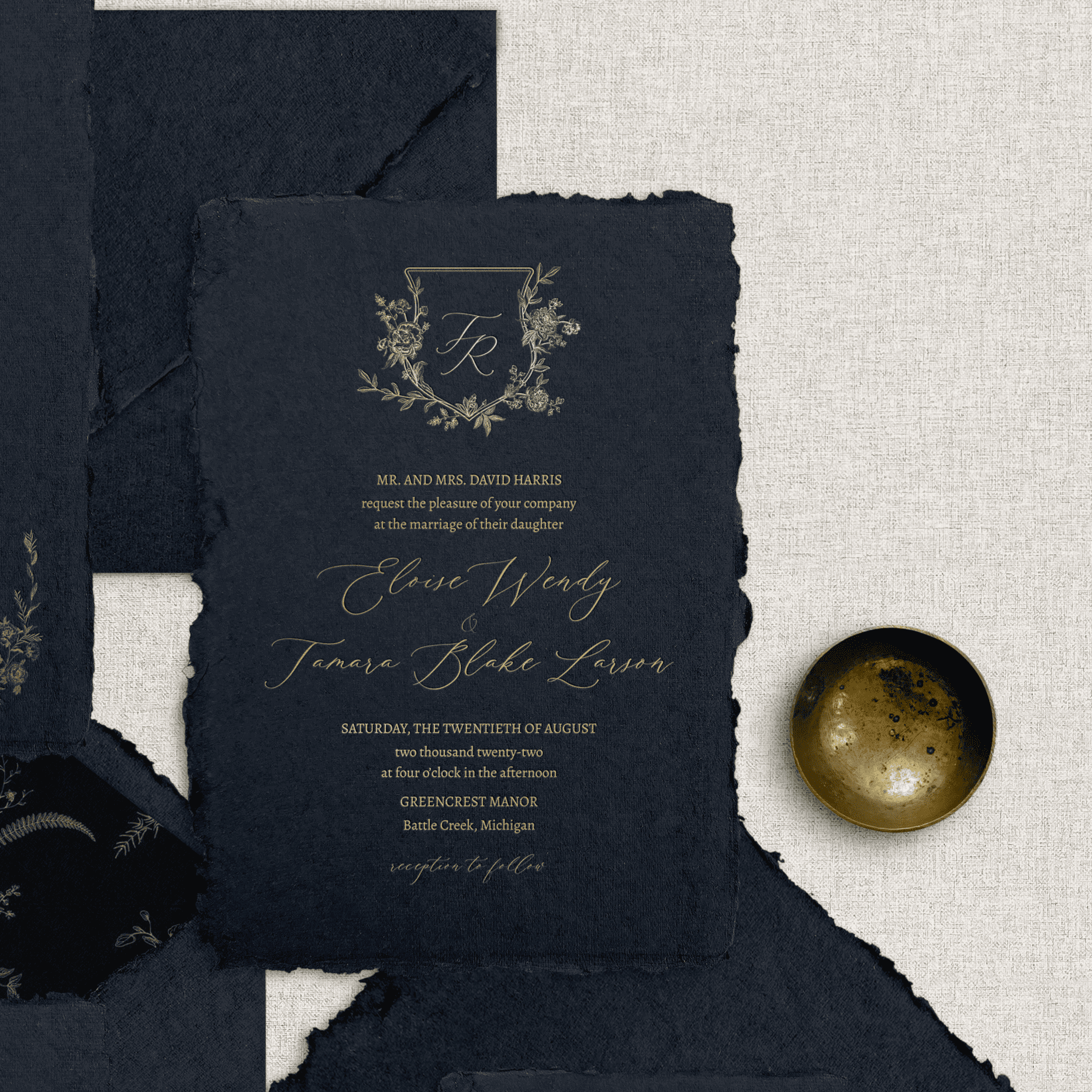 Invitație de nuntă bleumarin cu monogramă aurie embosată, tipărită pe hârtie handmade de lux