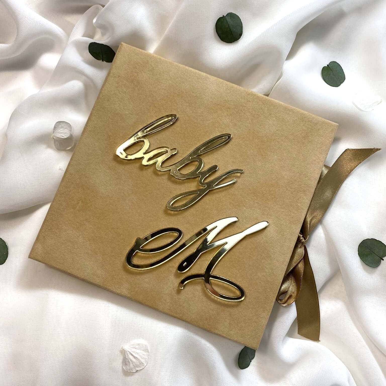 Copertă din catifea bej cu litere personalizabile acrilice aurii – cutie cadou nou-născut – Diandra Events