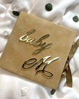 Copertă din catifea bej cu litere personalizabile acrilice aurii – cutie cadou nou-născut – Diandra Events