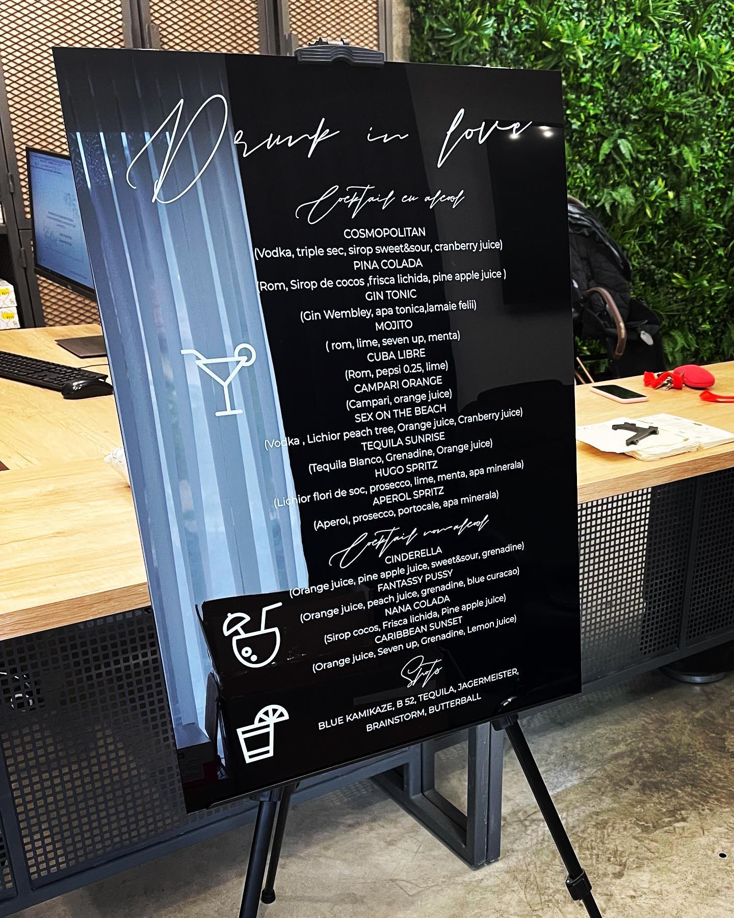 Semn acrilic negru cu text alb pentru cocktail bar și băuturi la nuntă, realizat de Diandra Events, design elegant și modern