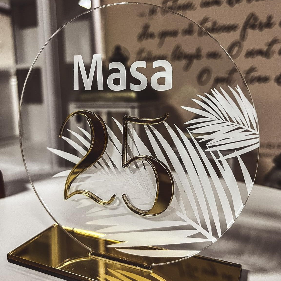 Număr de masă din plexiglass premium, decor nuntă elegantă, Diandra Events