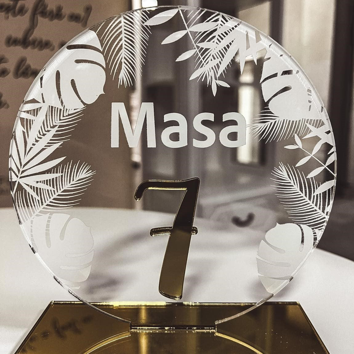 Număr masă acrilic transparent cu detalii florale pentru mese de nuntă, Diandra Events