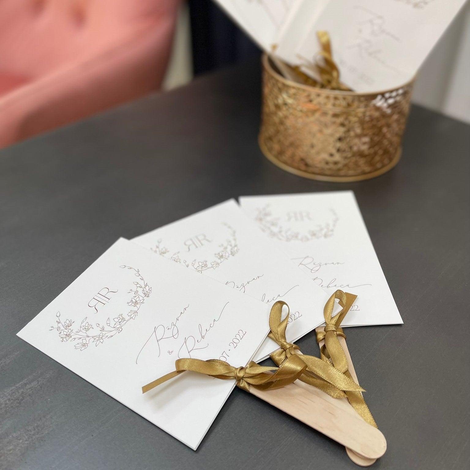 Evantai floral carton premium Diandra Events, personalizat cu inițiale, programul zilei și fundă satinată.