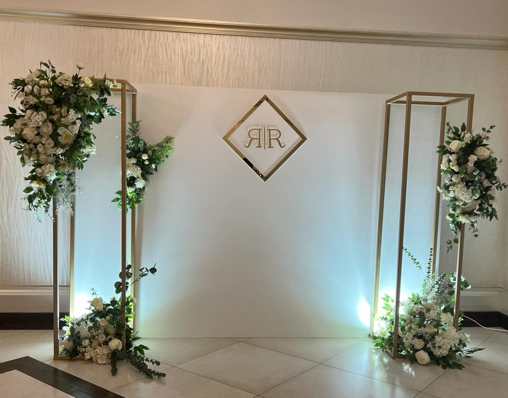 Fundal foto minimalist pentru nuntă, realizat din acril și PVC alb cu detalii aurii, design elegant de la Diandra Events