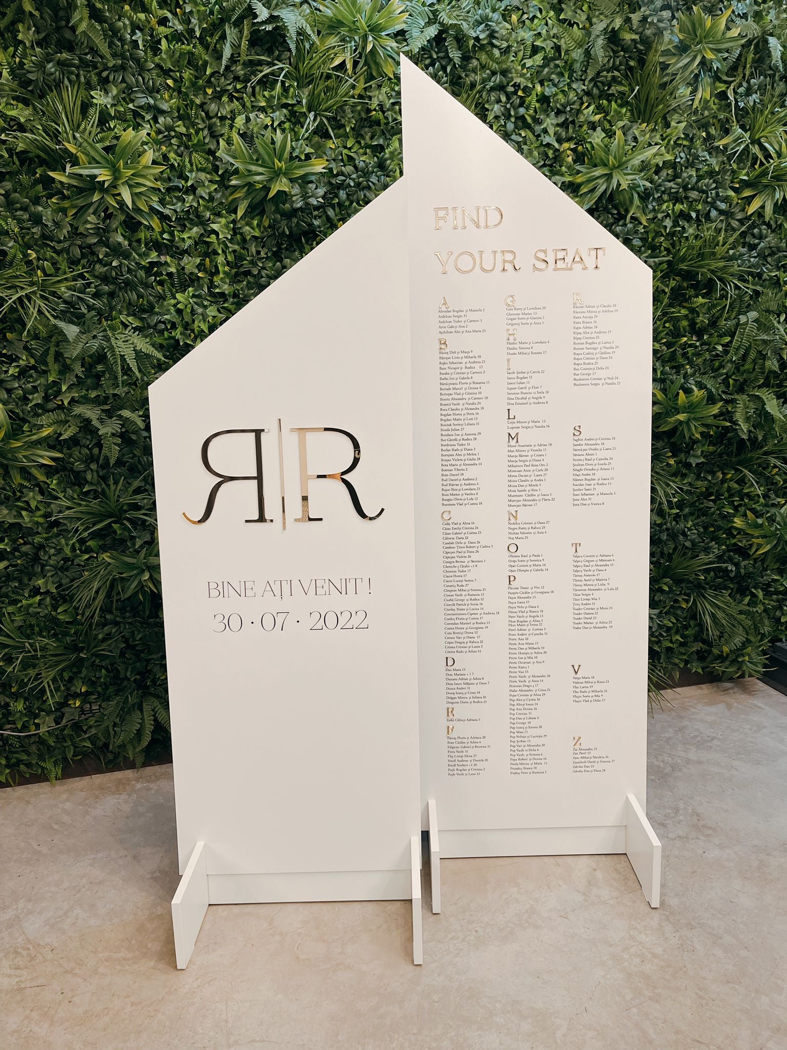 Semn acrilic mare, alb cu detalii aurii, design modern pentru așezarea meselor și mesaj de bun venit la nuntă, realizat de Diandra Events