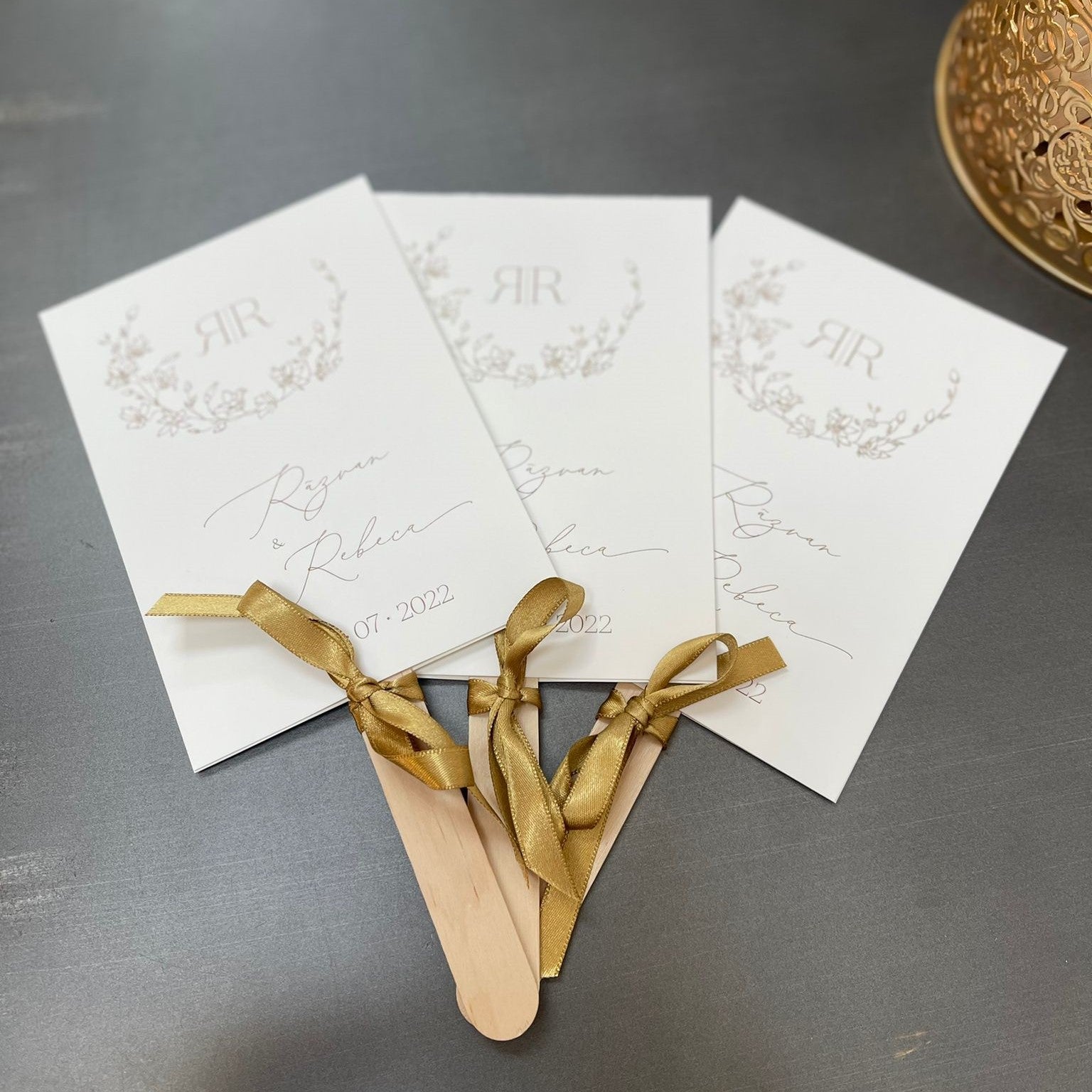 Evantai handmade floral Diandra Events, carton premium, design elegant și rafinat pentru evenimente speciale.