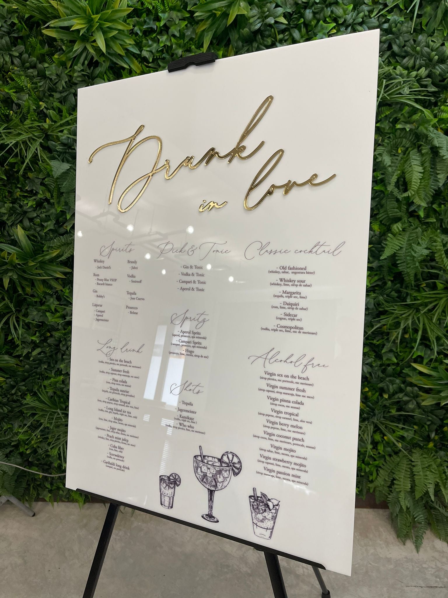 Semn acrilic mare, alb cu detalii aurii, ideal pentru nuntă sau cocktail bar, realizat de Diandra Events cu design elegant