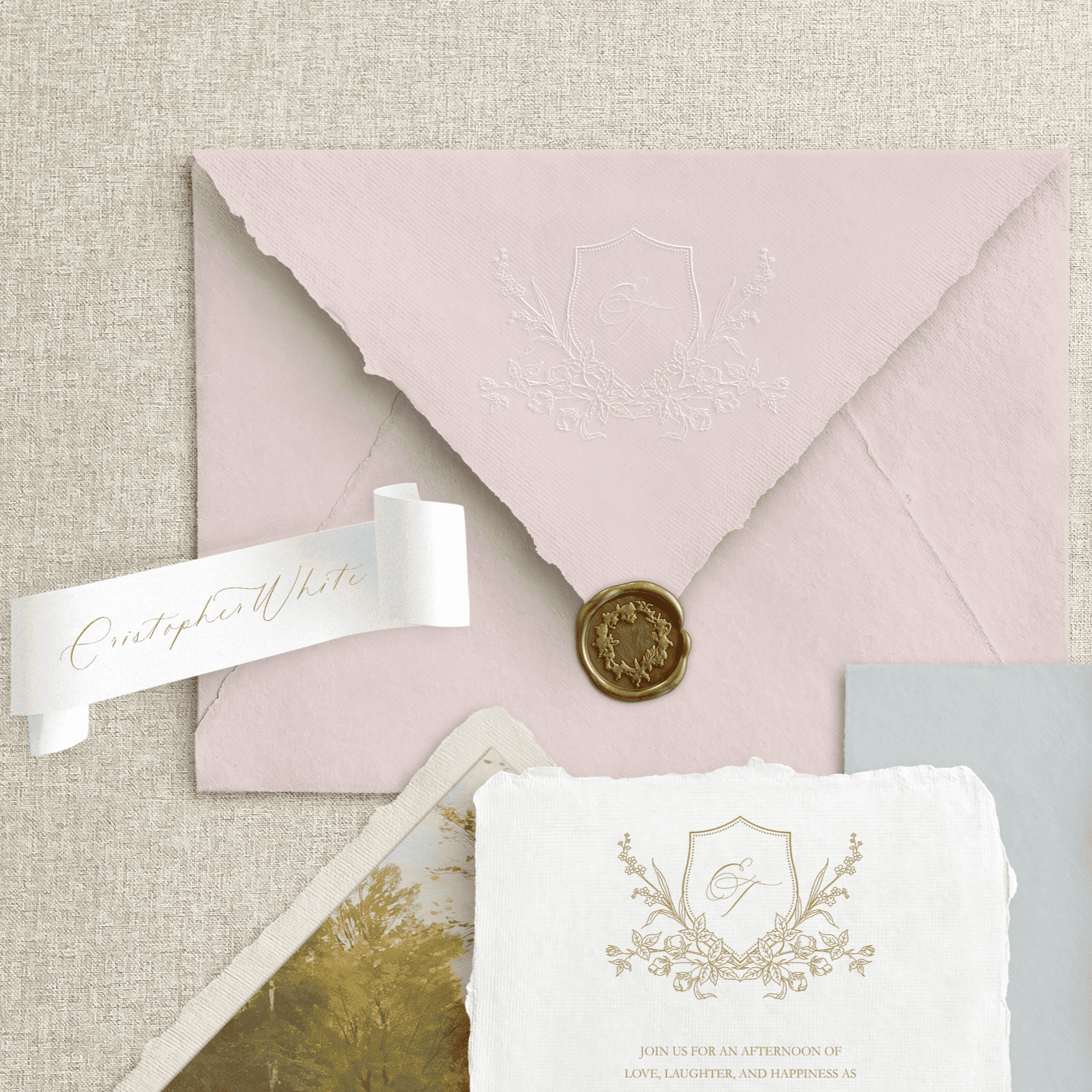 Invitație de nuntă elegantă pe hârtie handmade cu flori presate și panglică de mătase, stil fine art