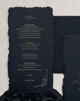 Meniu de nuntă elegant pe hârtie handmade neagră, cu detalii aurii și design rafinat