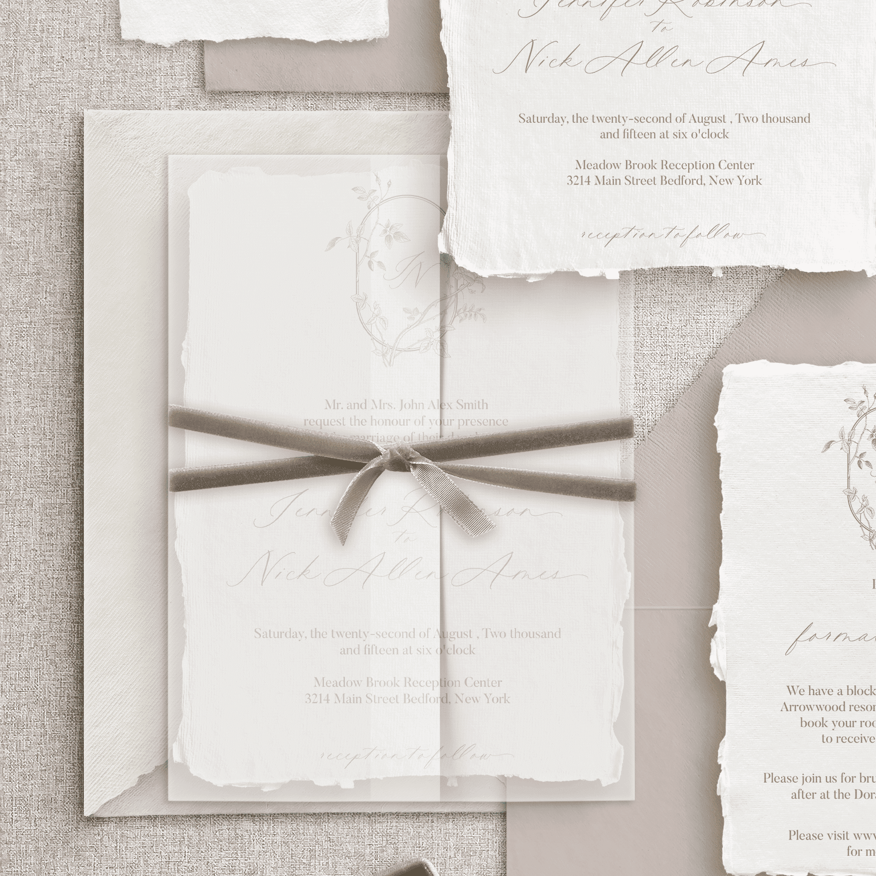 Invitație de nuntă handmade cu monogramă aurie înconjurată de trandafiri, creație Diandra Events