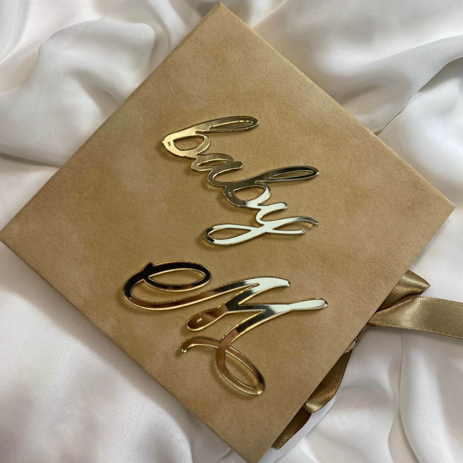 Copertă  bej de catifea elegantă cutie cadou nou-născut cu text auriu acrilic 3d „baby M” – Diandra Events