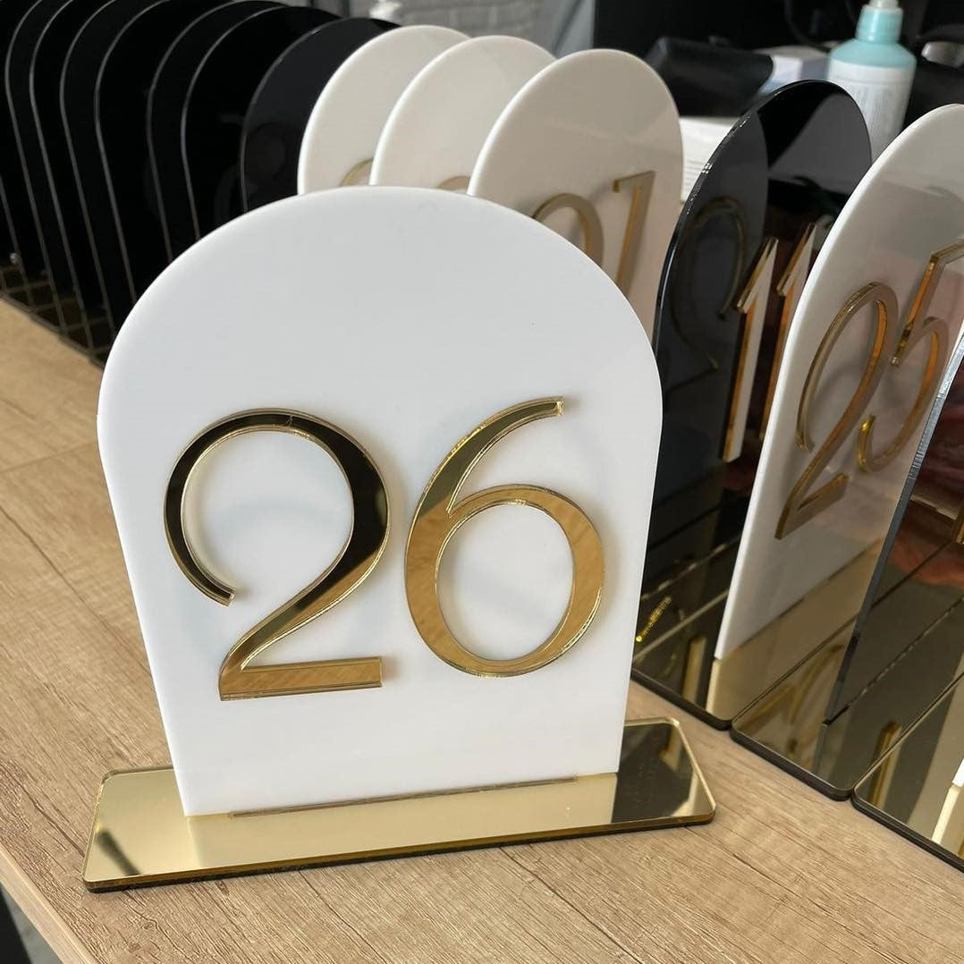 Număr de masă din acril auriu oglindă, evenimente speciale, Diandra Events