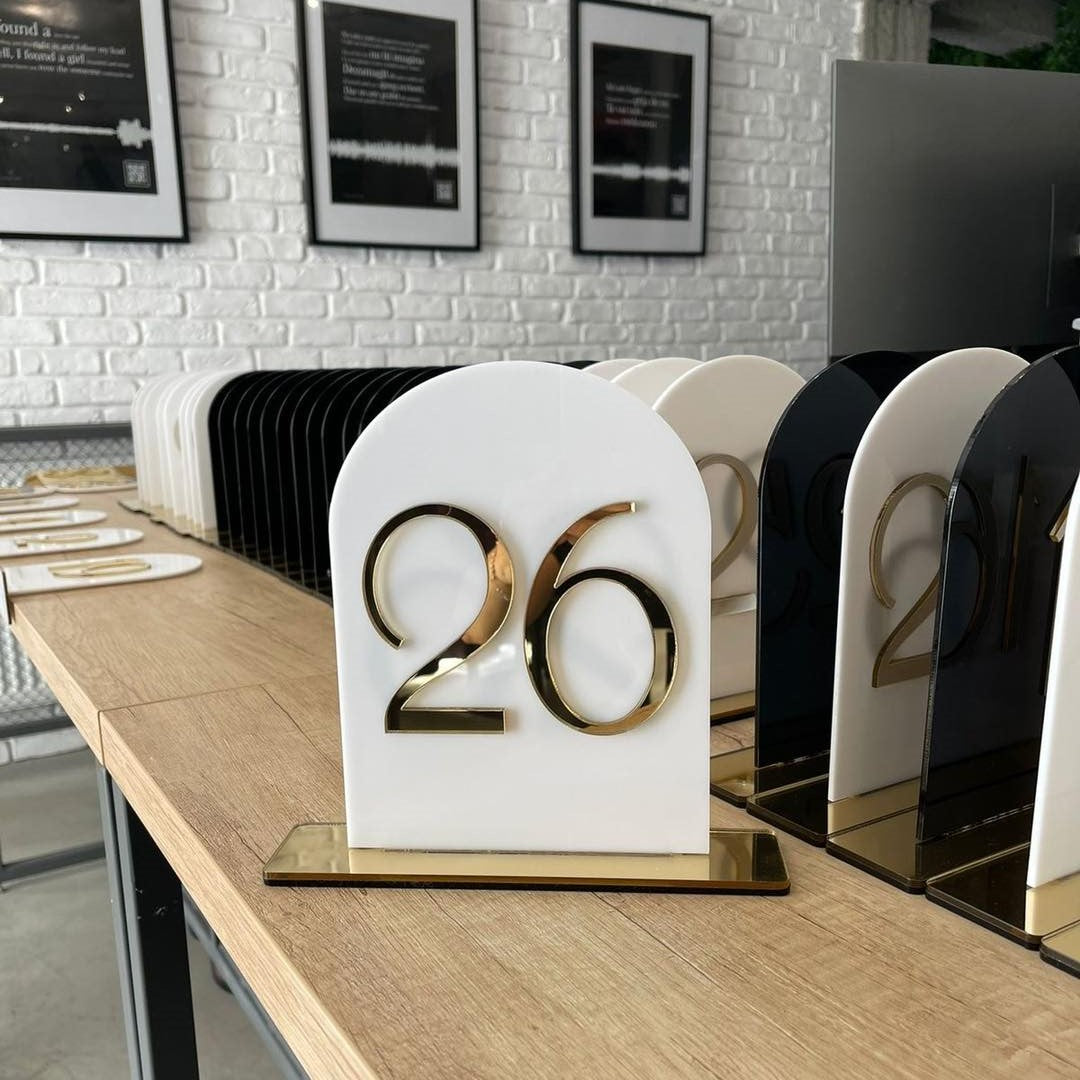 Număr acrilic alb cu auriu pentru decor mese nuntă, Diandra Events