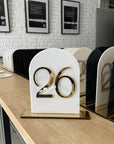 Număr acrilic alb cu auriu pentru decor mese nuntă, Diandra Events