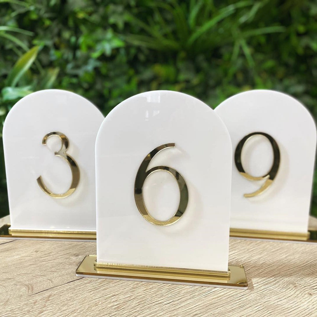 Număr de masă plexiglass personalizat pentru evenimente corporate și nunți, Diandra Events