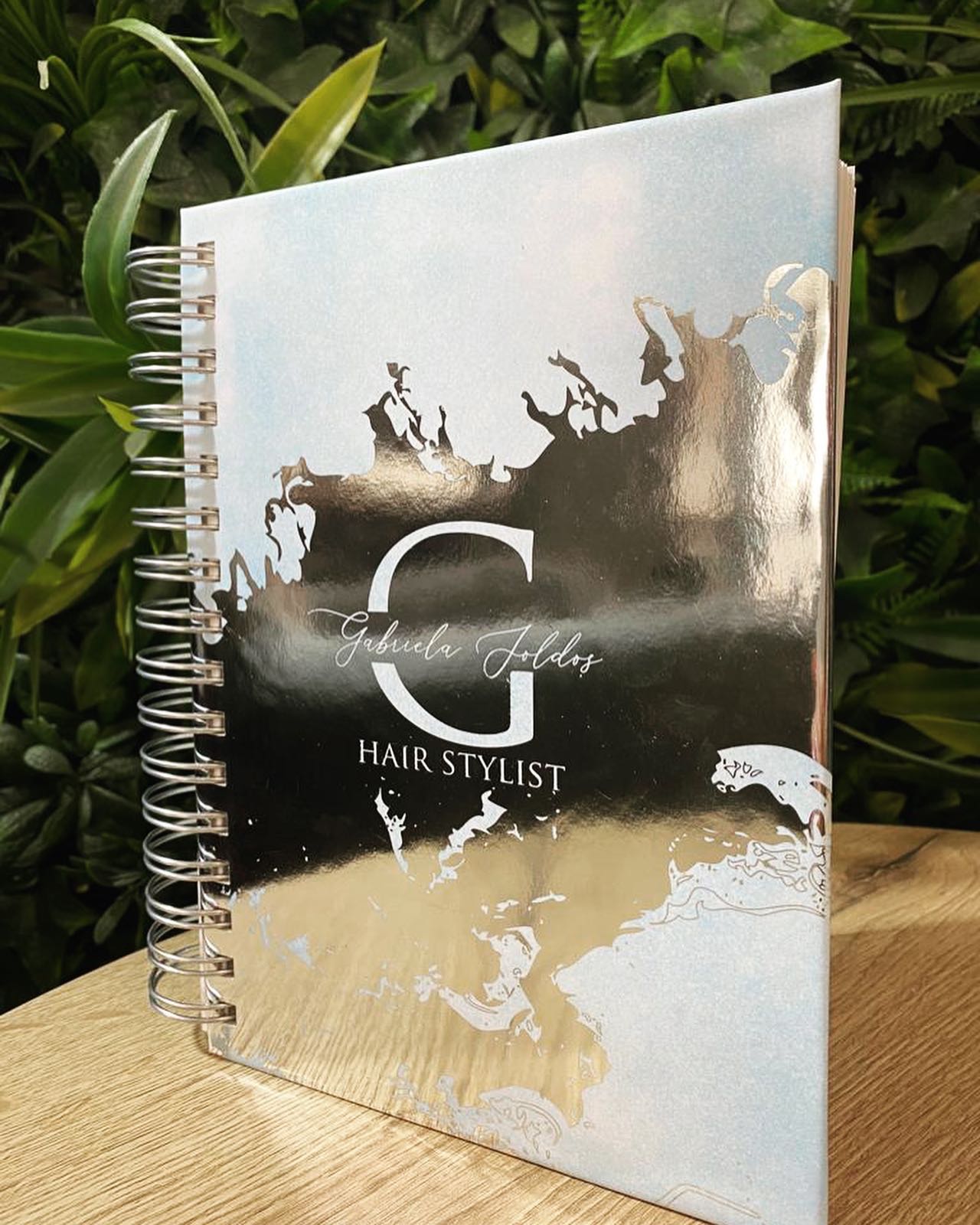 Agendă business gifting personalizată cu detalii aurii și design exclusiv – Diandra Events