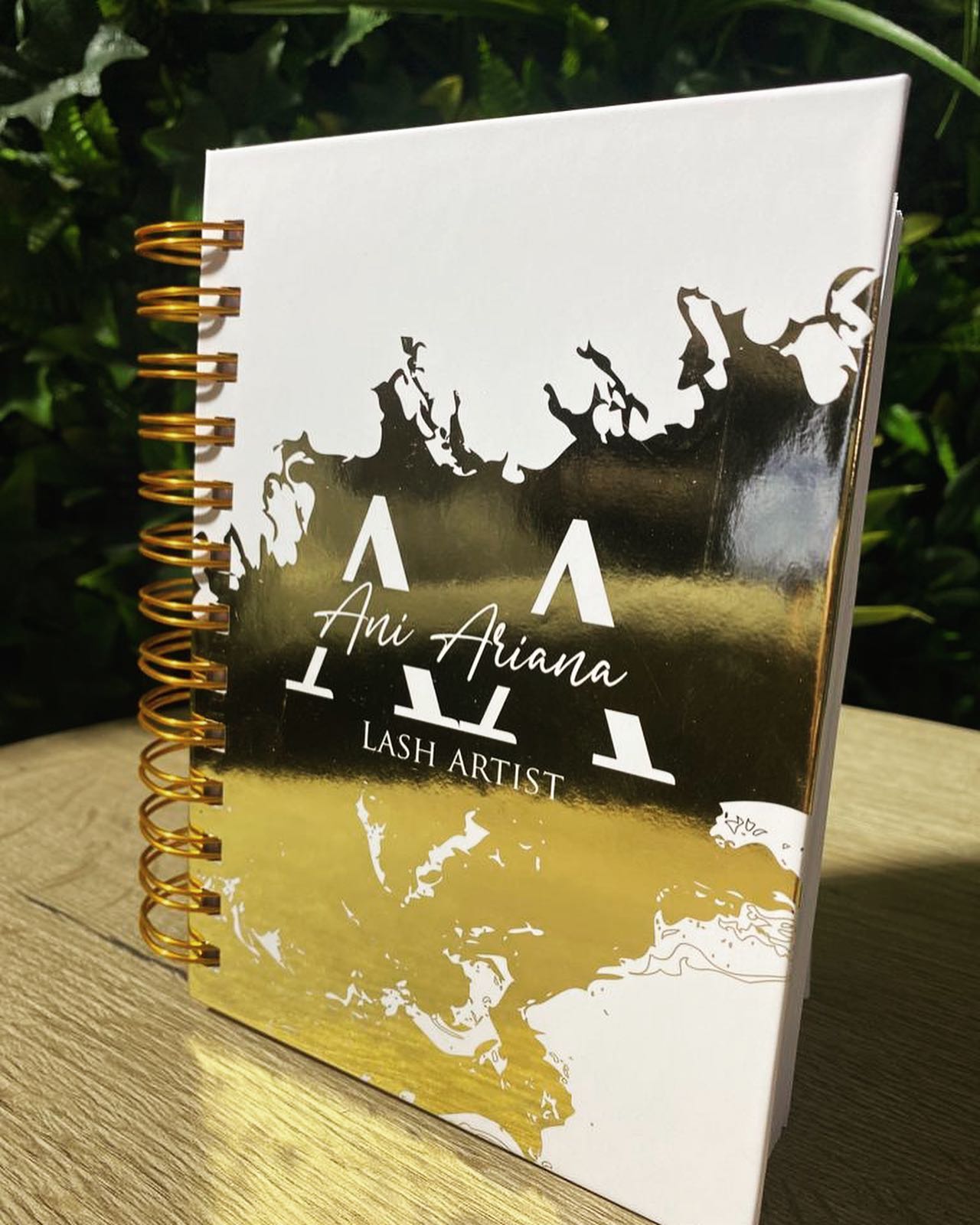 Cadouri corporate agende personalizate cu folie aurie și copertă premium – Diandra Events