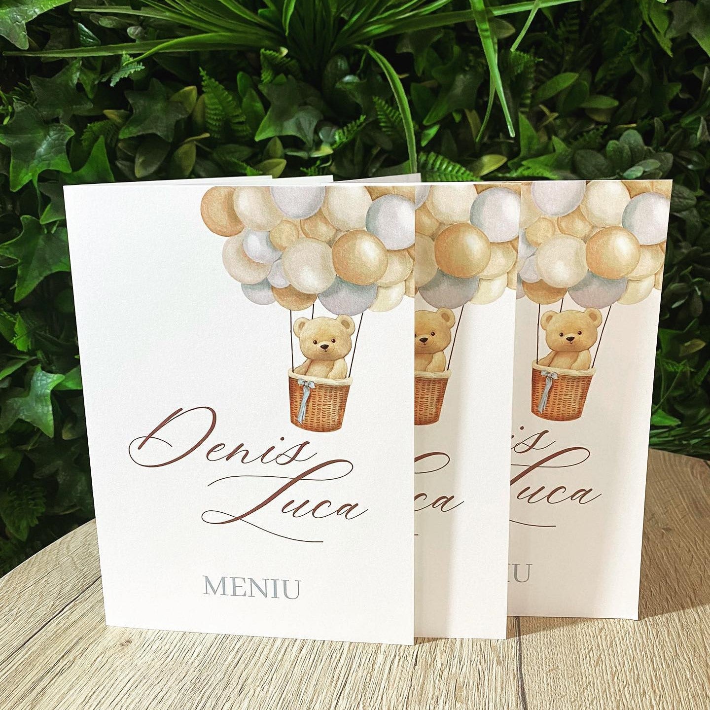 Meniu botez personalizabil tip carte, design ursuleț cu baloane în nuanțe pastel, nume copil imprimat – Diandra Events