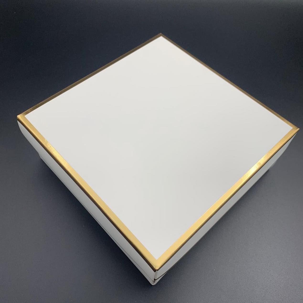 Cutie cadou alb și auriu personalizată pentru nuntă, botez sau corporate