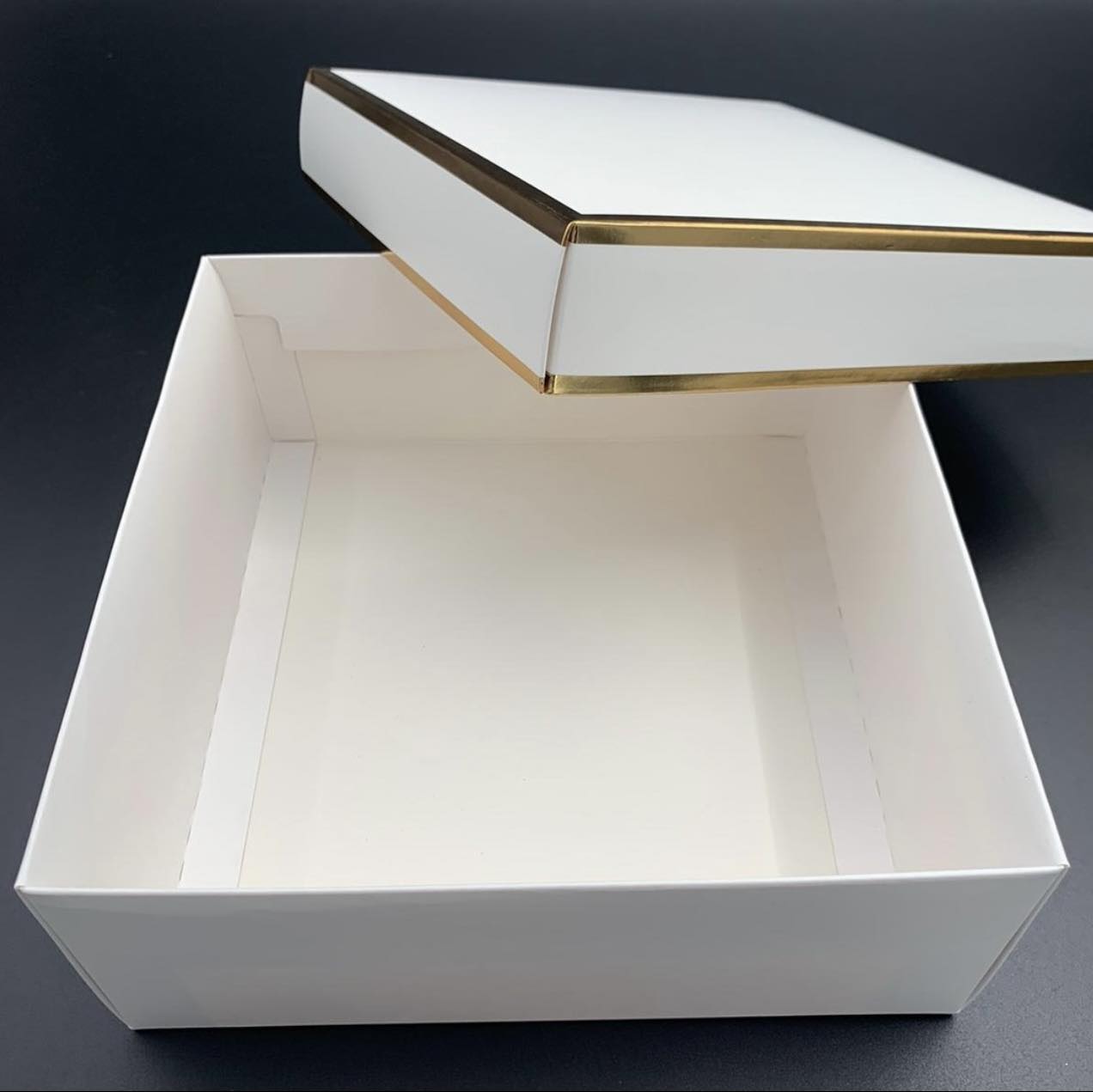 Ambalaj de lux pentru cadouri simbolice – cutie personalizabilă elegantă