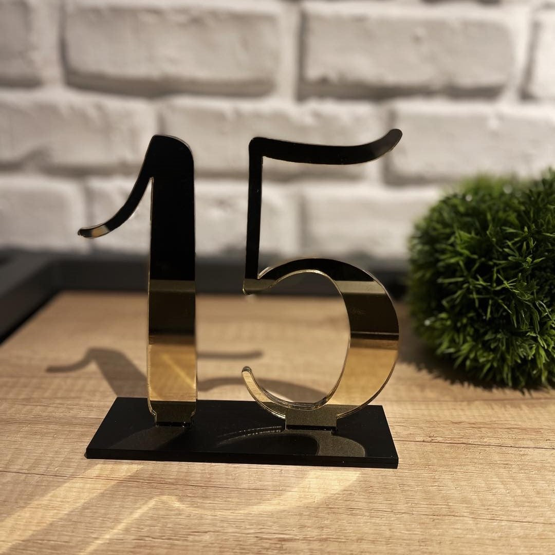 Număr acrilic premium cu font elegant, decor nuntă de lux, Diandra Events