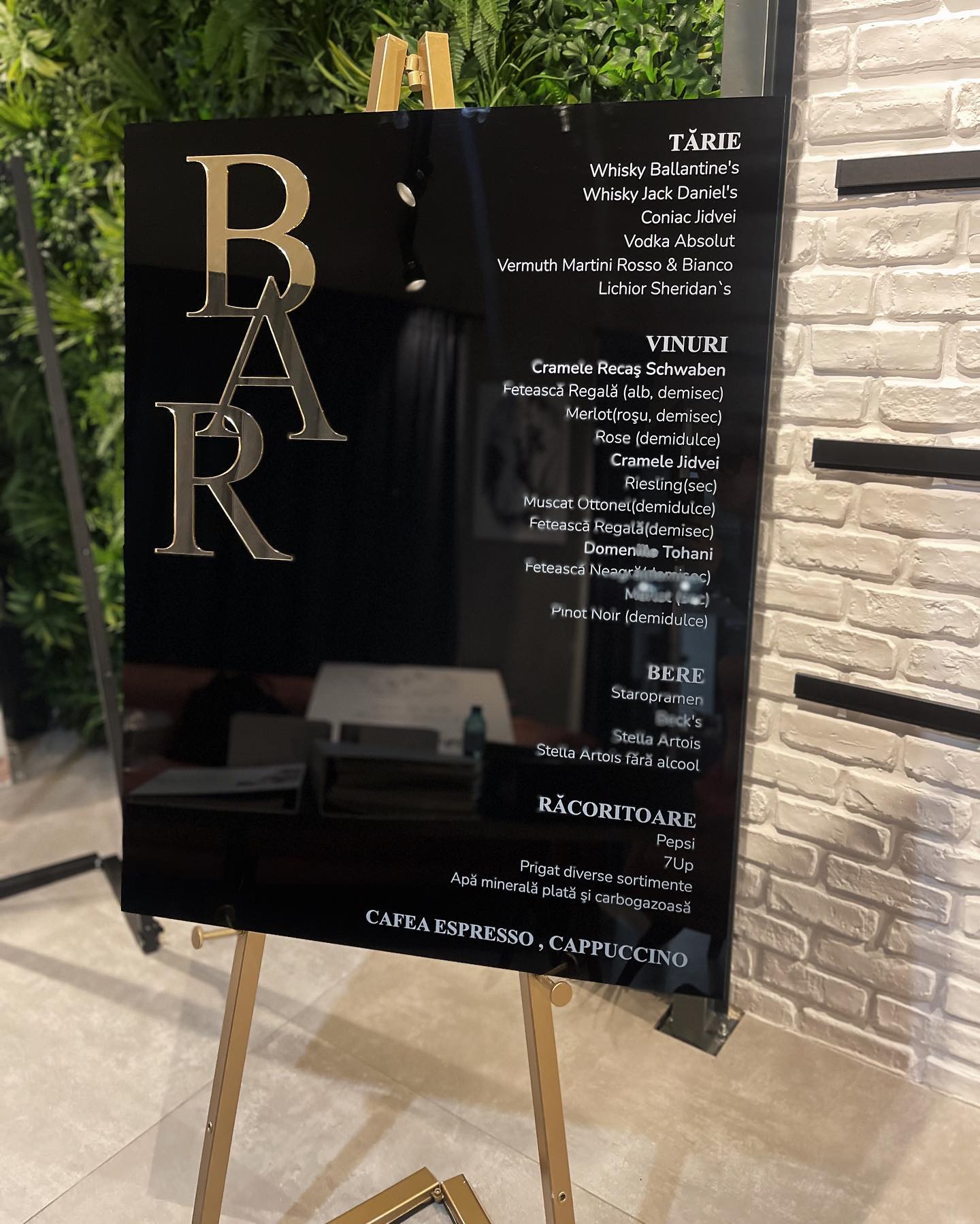 Semn acrilic pentru bar, cu fundal negru și detalii aurii elegante, realizat de Diandra Events pentru evenimente de lux