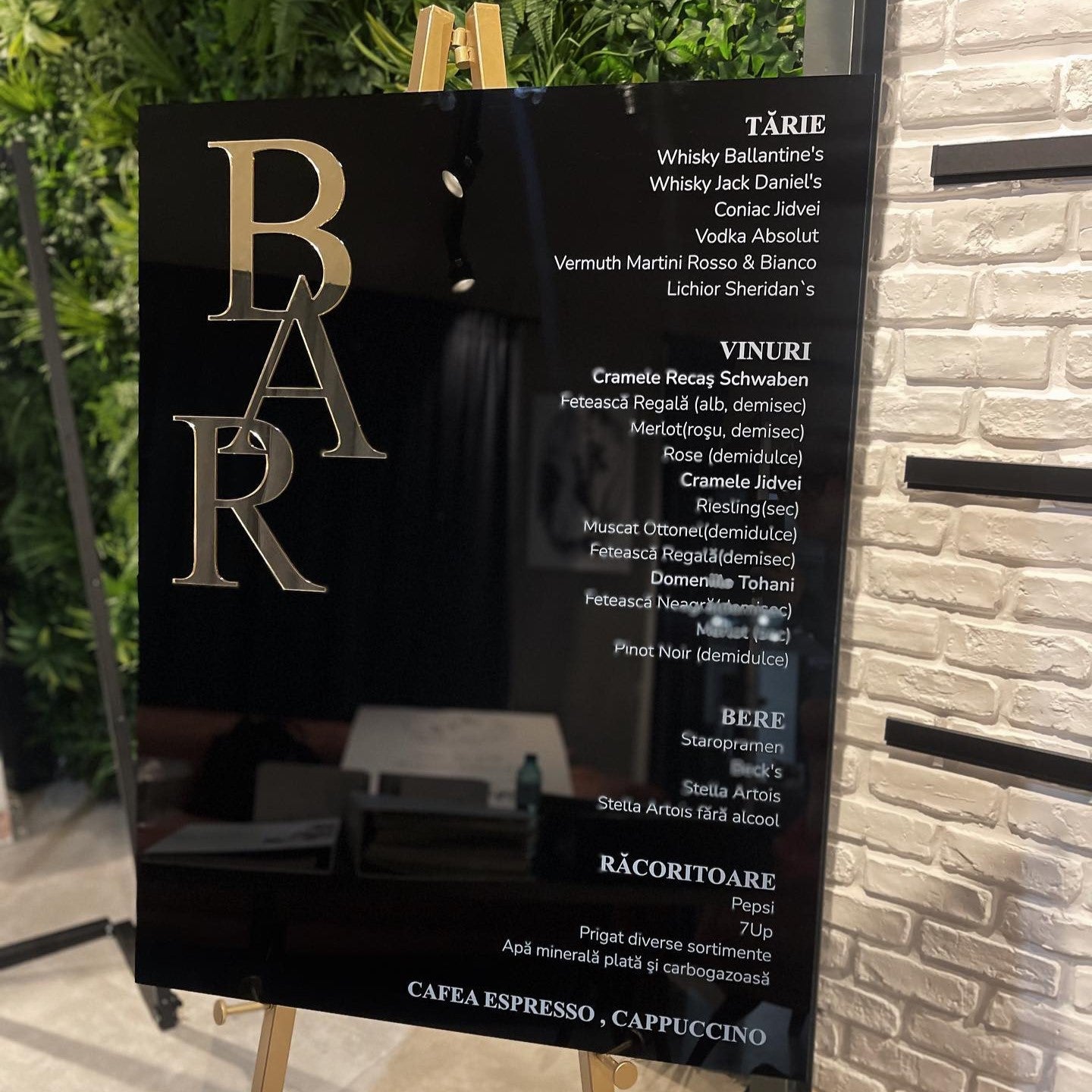 Panou bar plexiglass personalizat pentru cocktailuri și băuturi la nuntă – Diandra Events