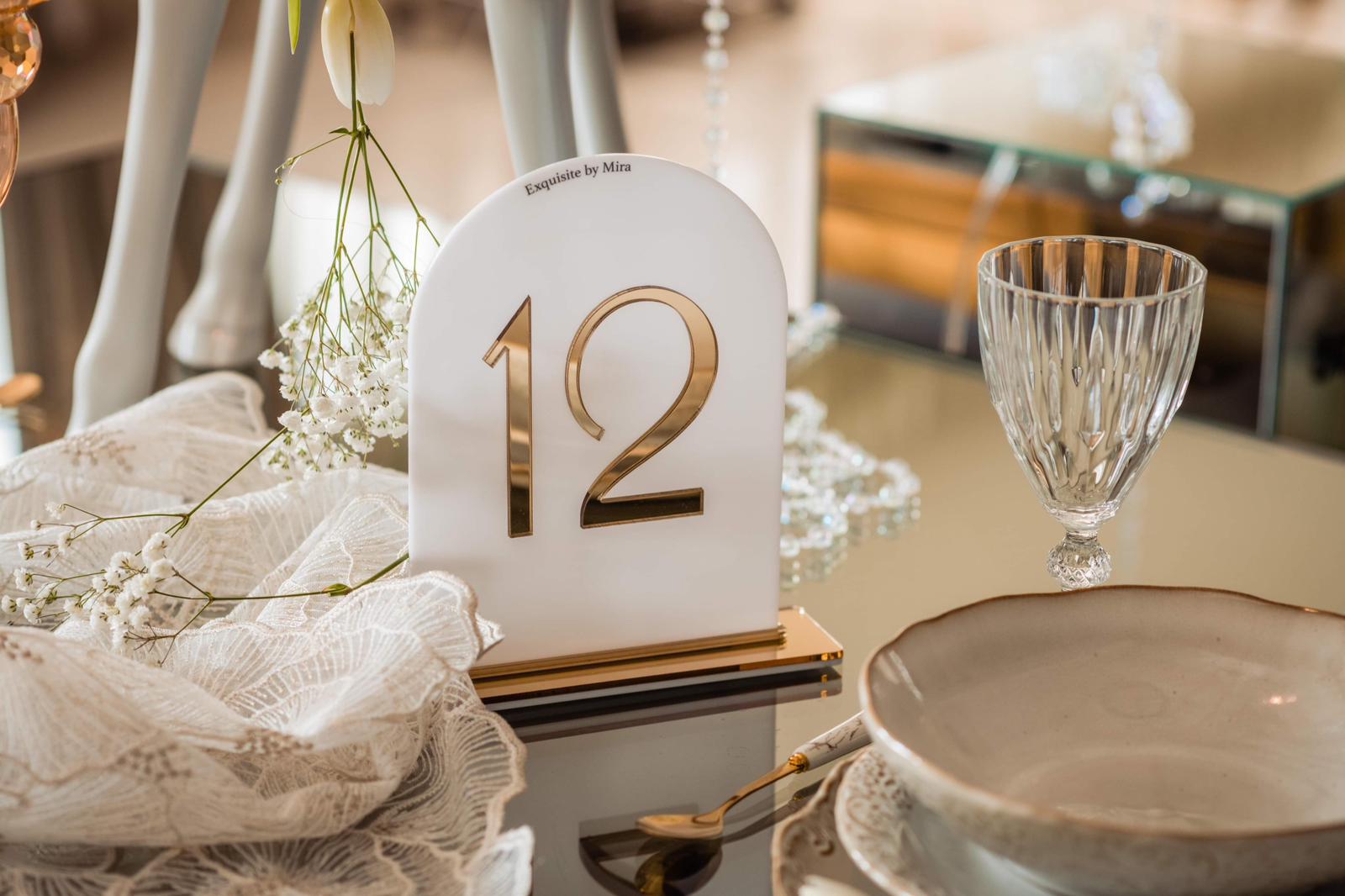 Număr masă nuntă acrilic alb cu detalii aurii premium, accesoriu elegant personalizat – Diandra Events