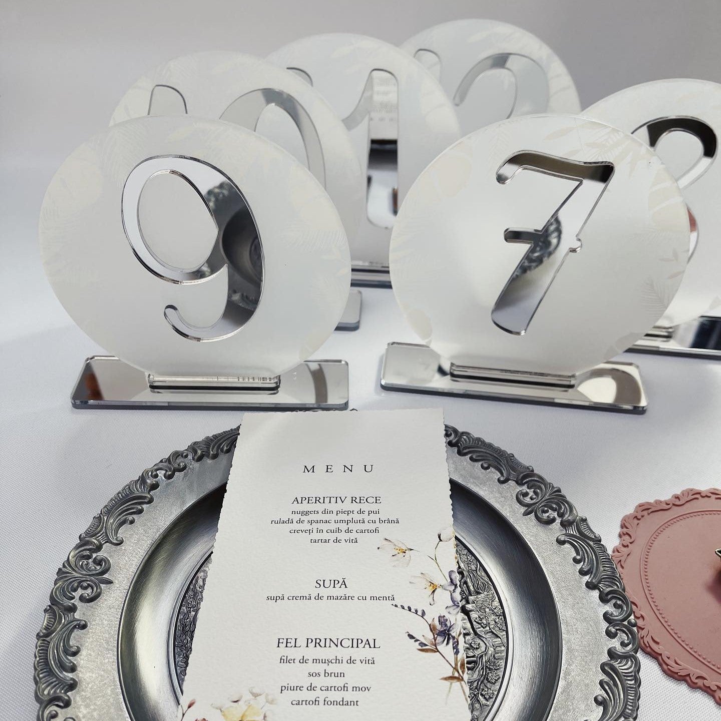 Număr de masă acrilic alb cu detalii argintii, perfect pentru nuntă de iarnă sau cu tematică florală, realizat de Diandra Events