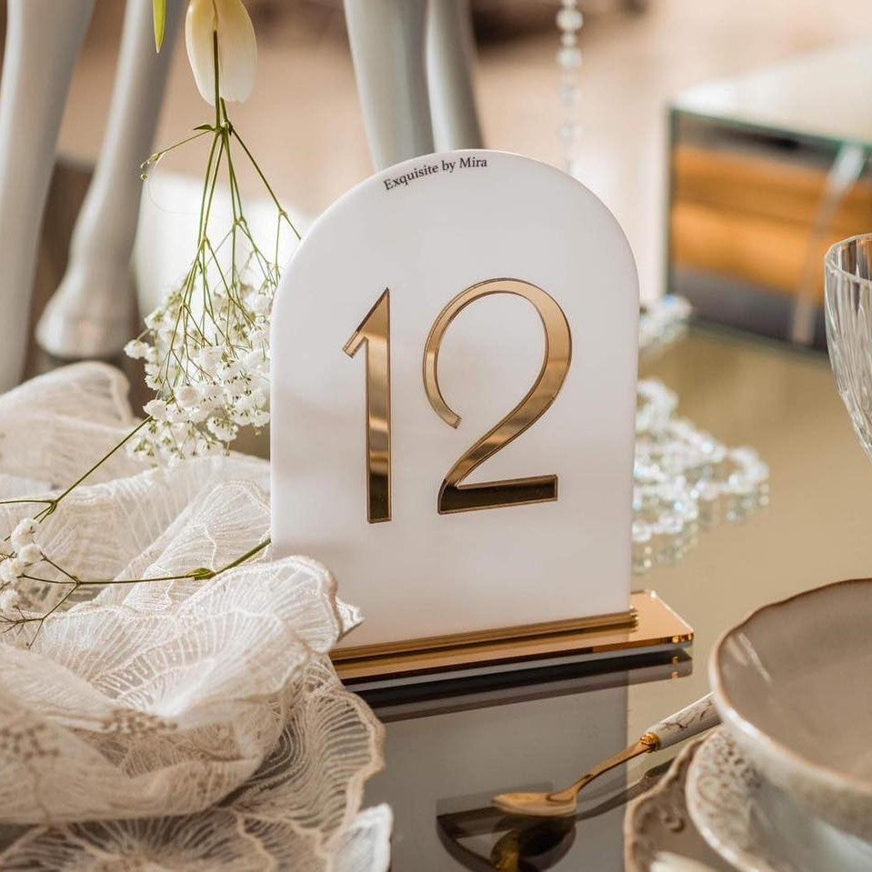 Număr acrilic premium cu font elegant, decor nuntă de lux, Diandra Events