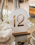 Număr acrilic premium cu font elegant, decor nuntă de lux, Diandra Events