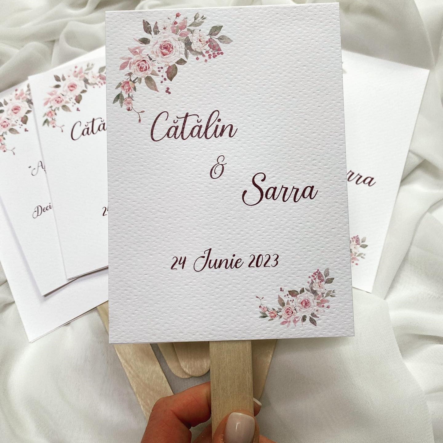 Evantai floral elegant Diandra Events, realizat manual din carton premium, perfect pentru decor și cadou invitați.