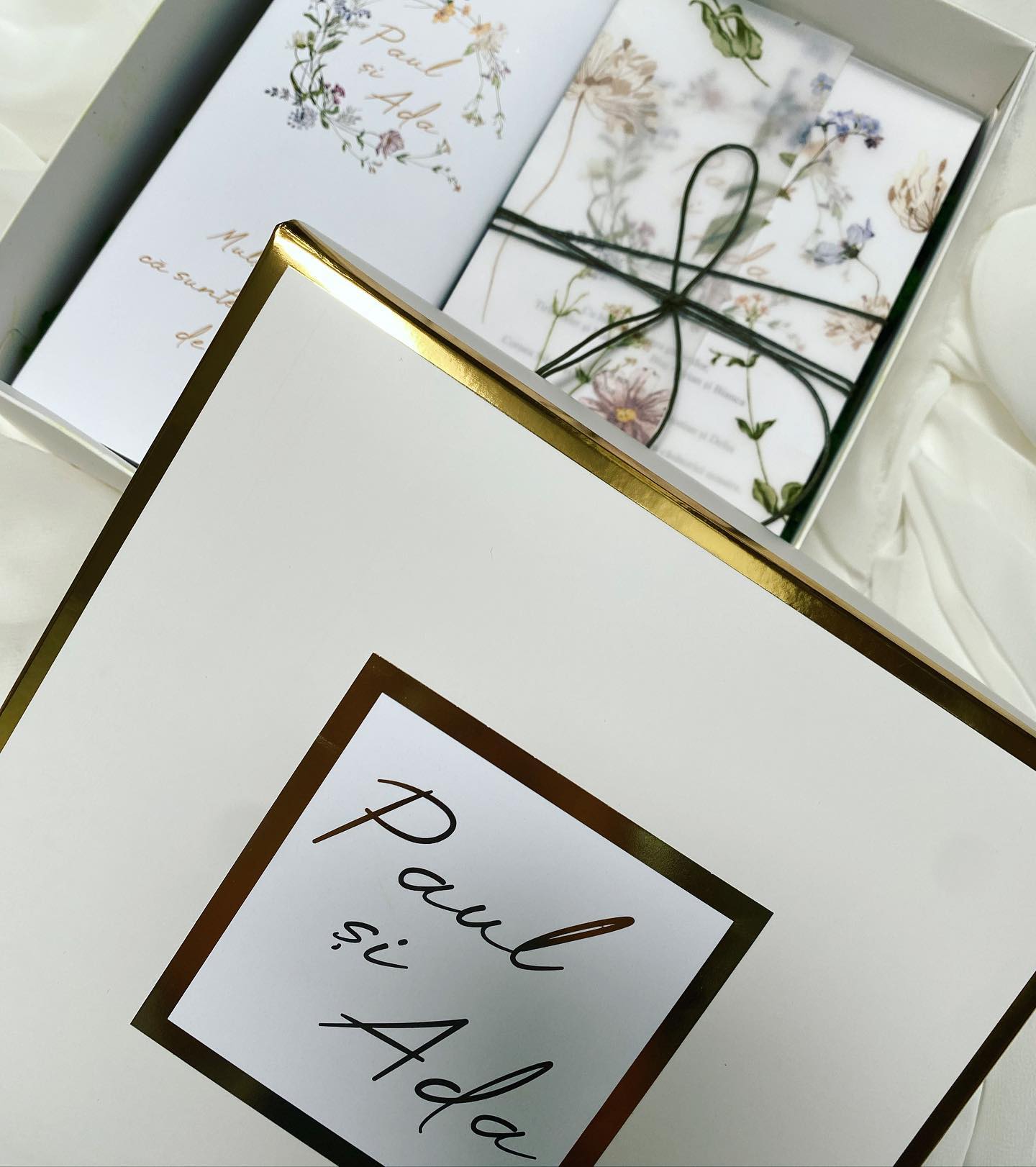 Cutie pentru cadouri premium, personalizată cu etichetă și fundă decorativă