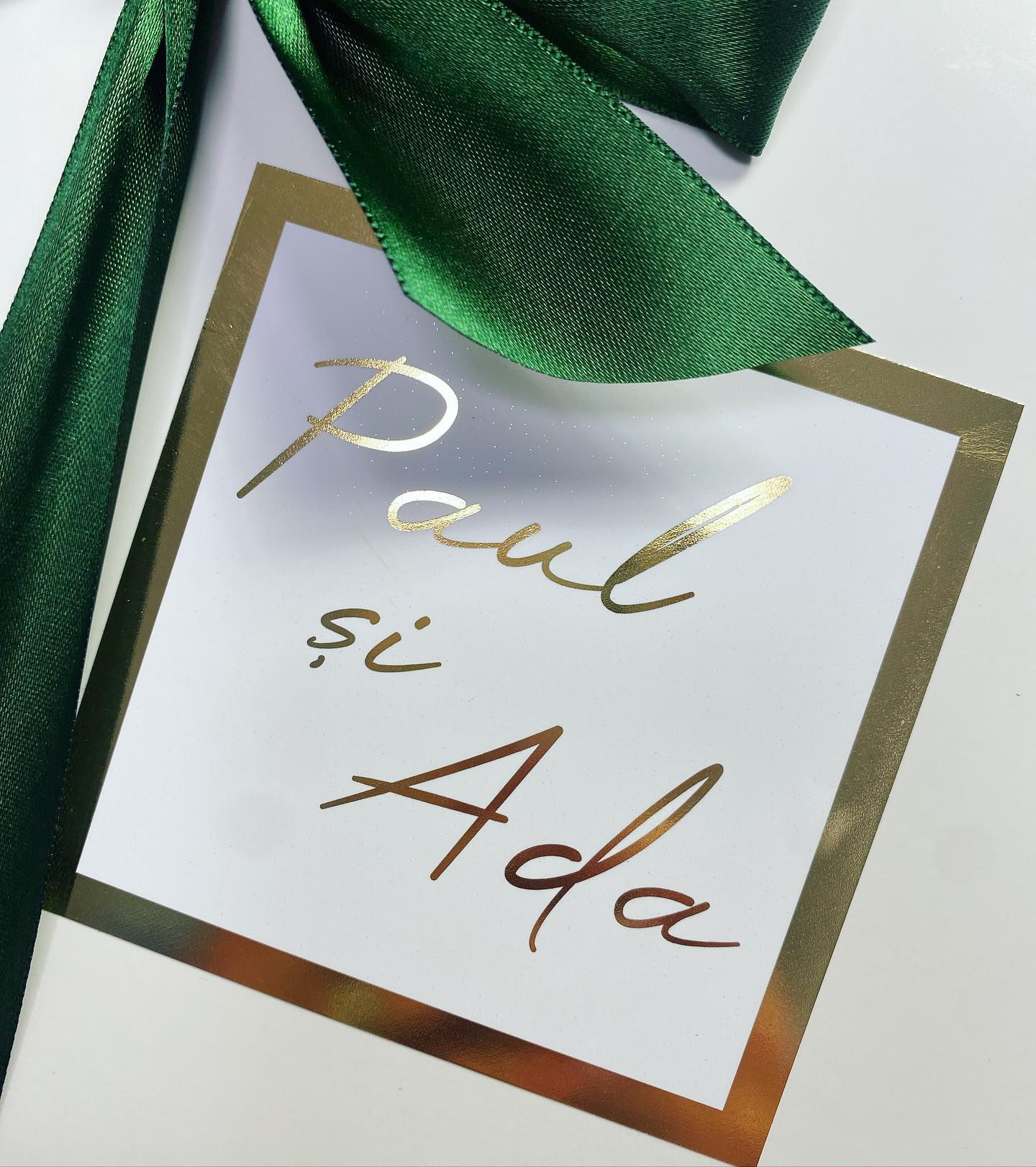 Cutie rigidă albă cu detalii aurii – ideală pentru halate, lumânări, bijuterii