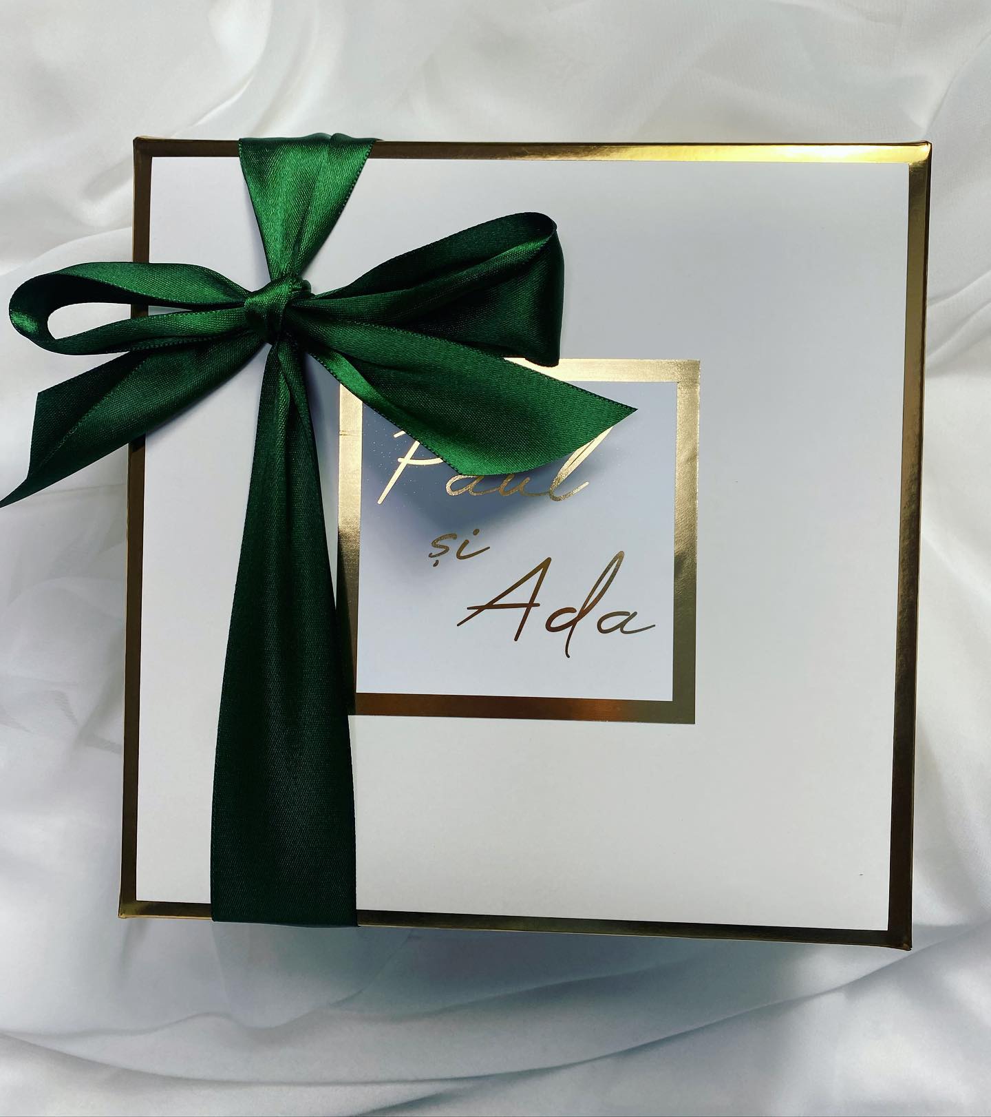 Cutie cadou personalizată alb și auriu pentru evenimente de lux Diandra Events