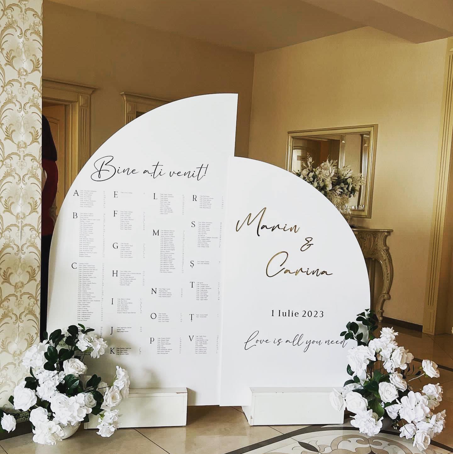 Semn acrilic premium de întâmpinare pentru nuntă, cu design elegant și plan de așezare a meselor, realizat de Diandra Events