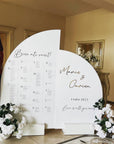 Semn acrilic premium de întâmpinare pentru nuntă, cu design elegant și plan de așezare a meselor, realizat de Diandra Events