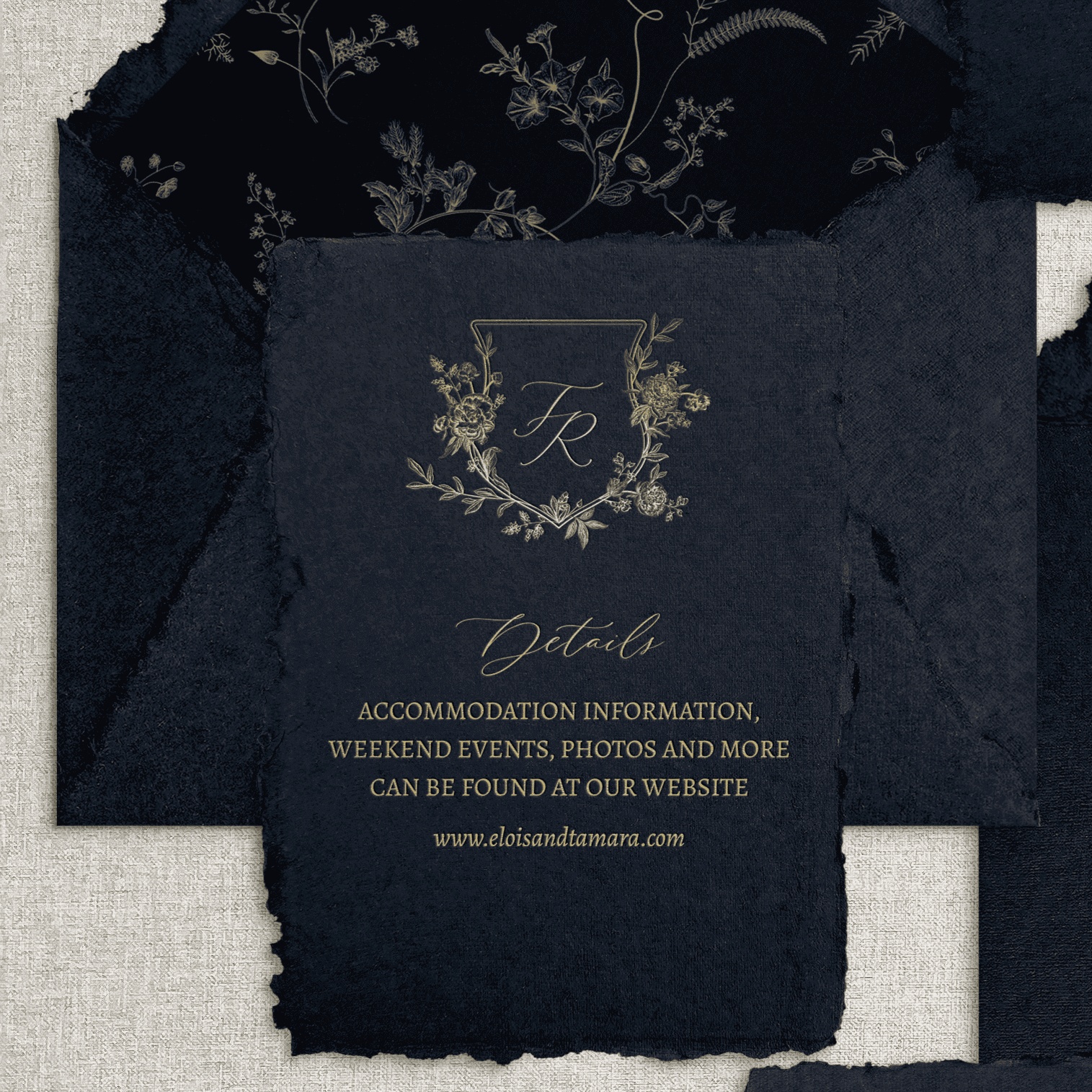 Card de detalii bleumarin cu margini neregulate și monogramă aurie, perfect pentru nuntă de lux