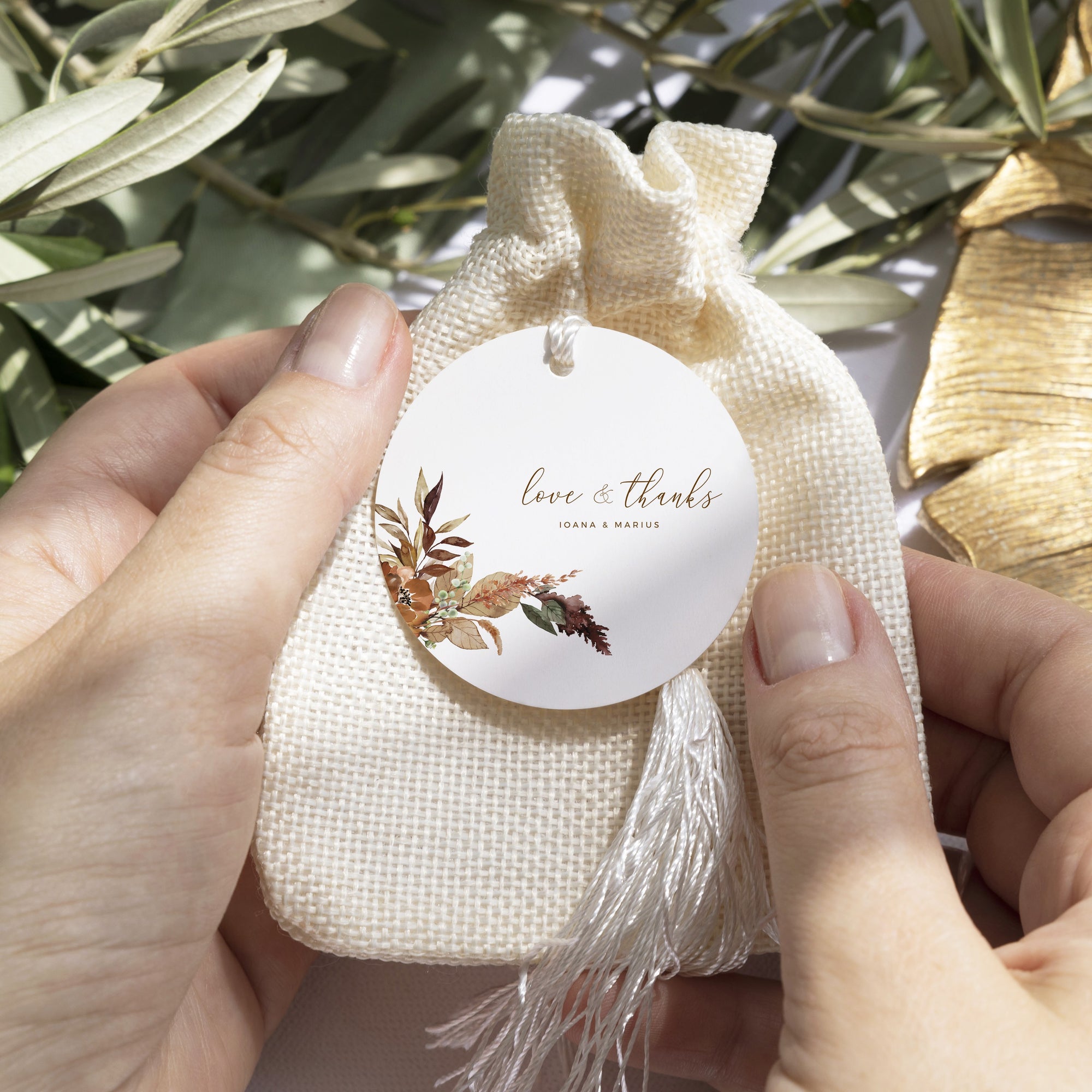 Etichetă rotundă carton premium, perfectă pentru invitații de nuntă.