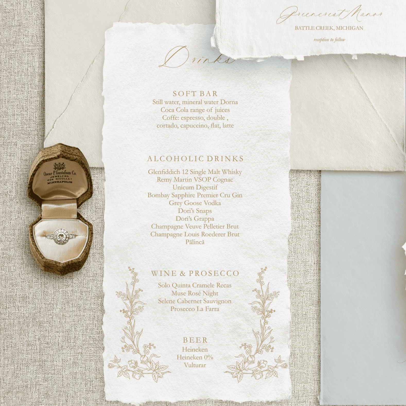 Meniu de nuntă realizat pe hârtie handmade, în stil elegant și romantic, asortat cu invitația personalizată.