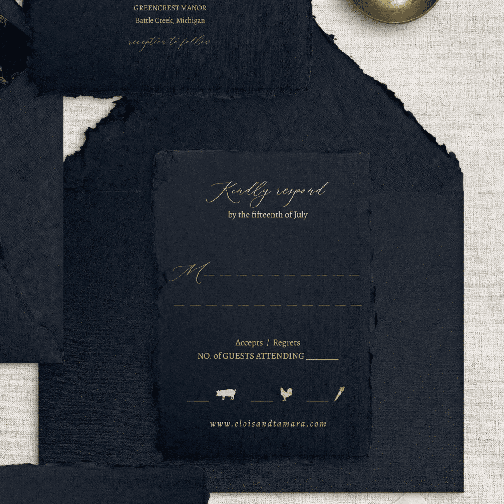 Card de confirmare RSVP pe hârtie handmade neagră cu monogramă aurie, design elegant pentru nuntă.