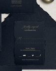 Card de confirmare RSVP pe hârtie handmade neagră cu monogramă aurie, design elegant pentru nuntă.