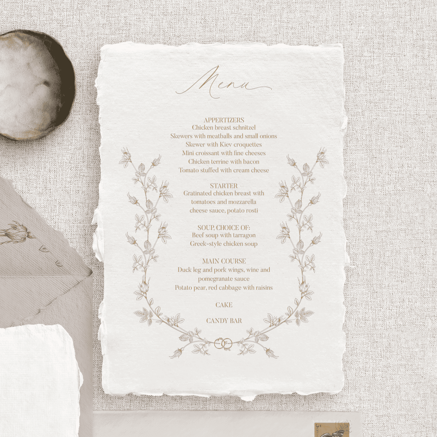 Meniu de nuntă handmade cu detaliu floral trandafiri, realizat de Diandra Events pe hârtie artizanală