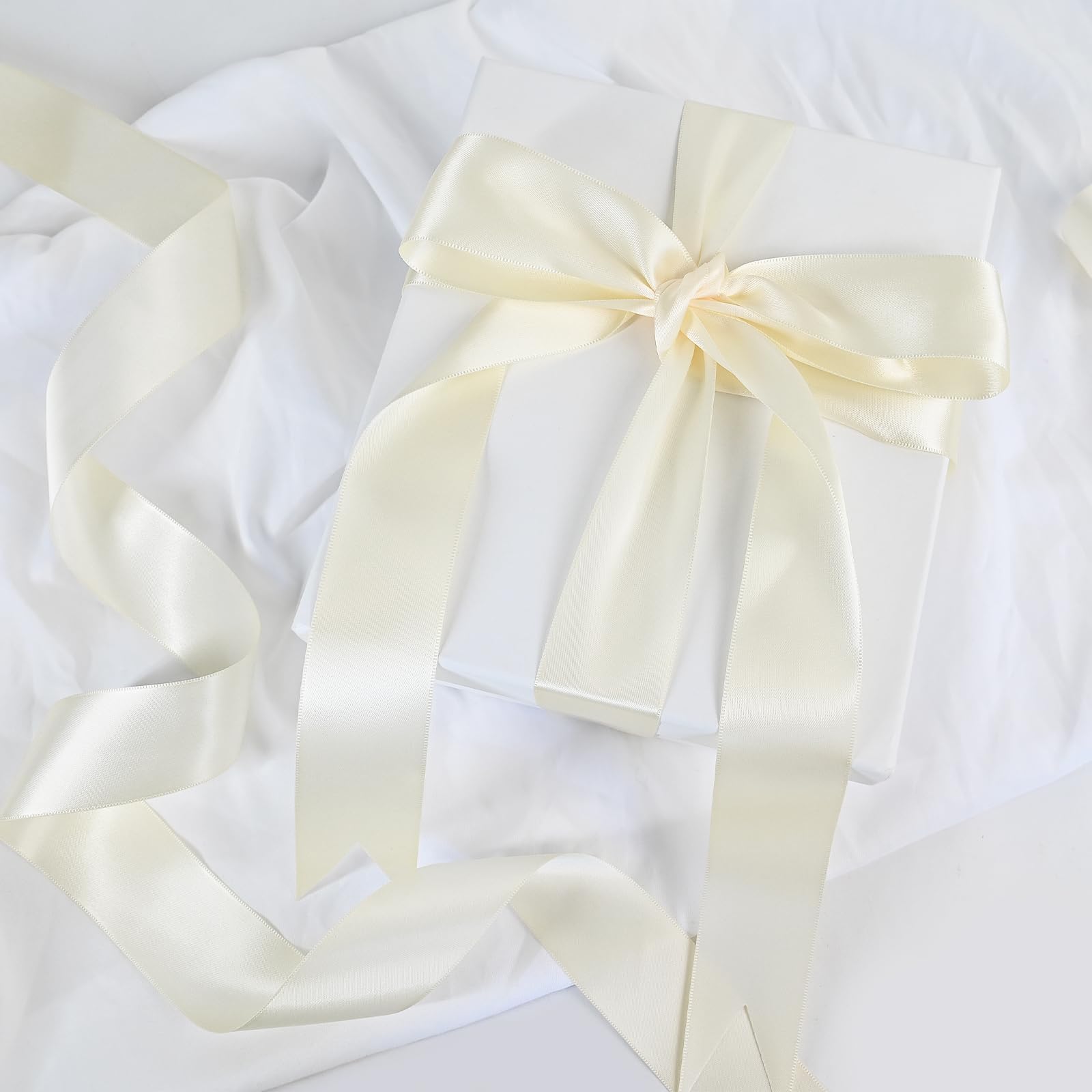 Cutie albă elegantă legată cu panglică satin ivory lată, fundă sofisticată pentru cadouri, nunți și evenimente premium – Diandra Events